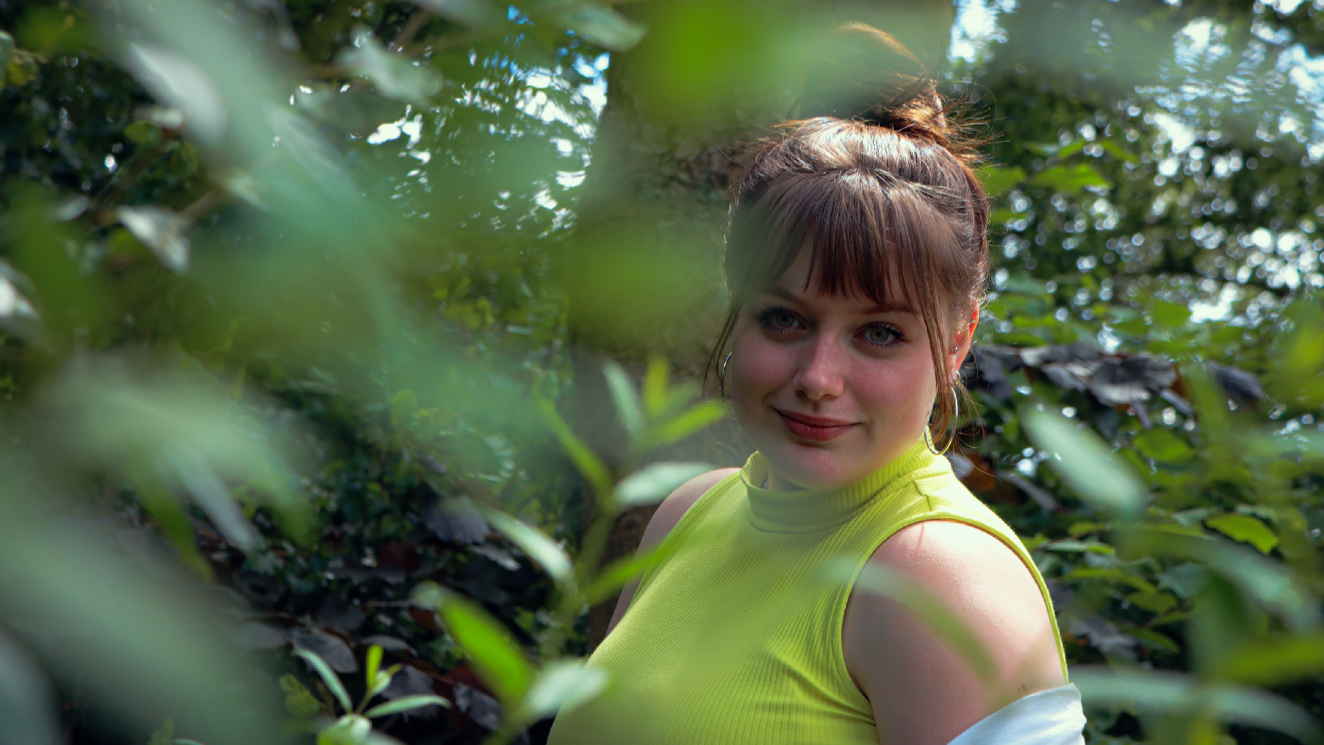 Portret van Esther tussen groene bladeren