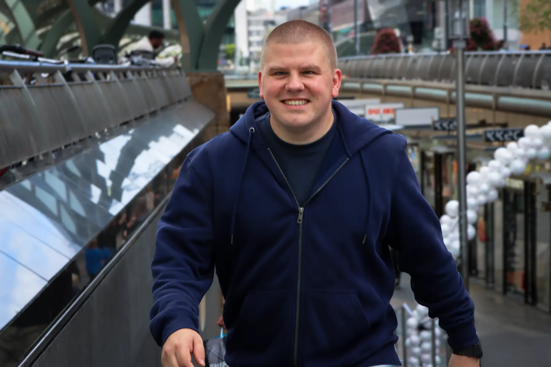 Jeffrey lopend op een voetgangersbrug in Rotterdam