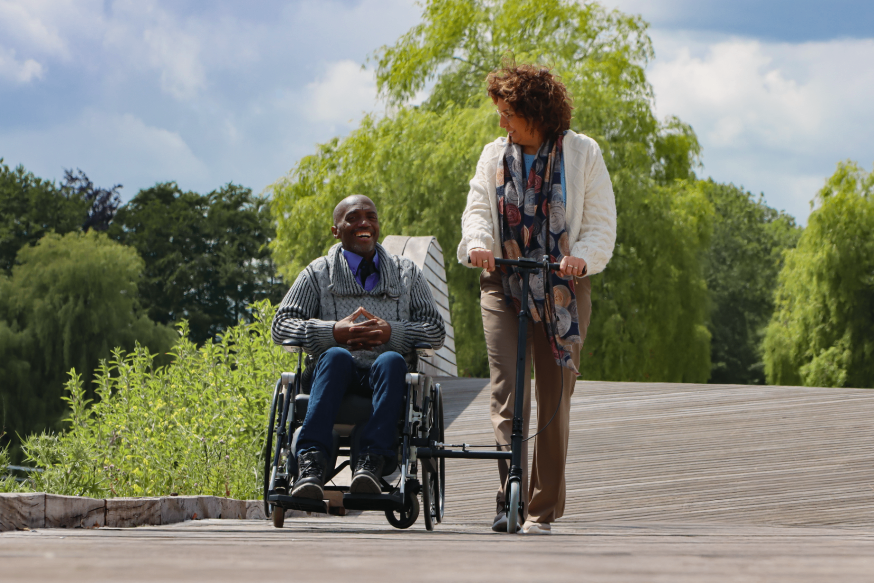 Wandeling over een houten brug in een park