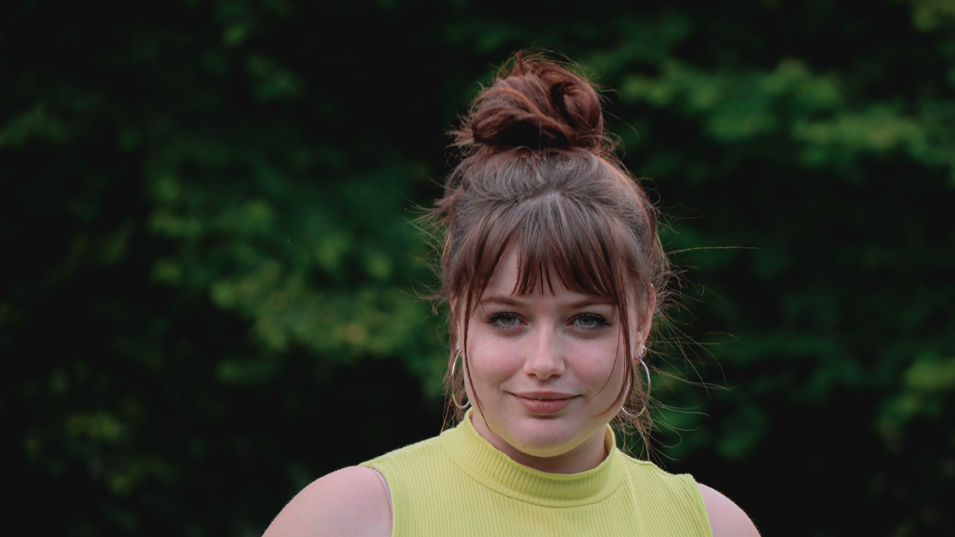 Portret van Esther met groene achtergrond