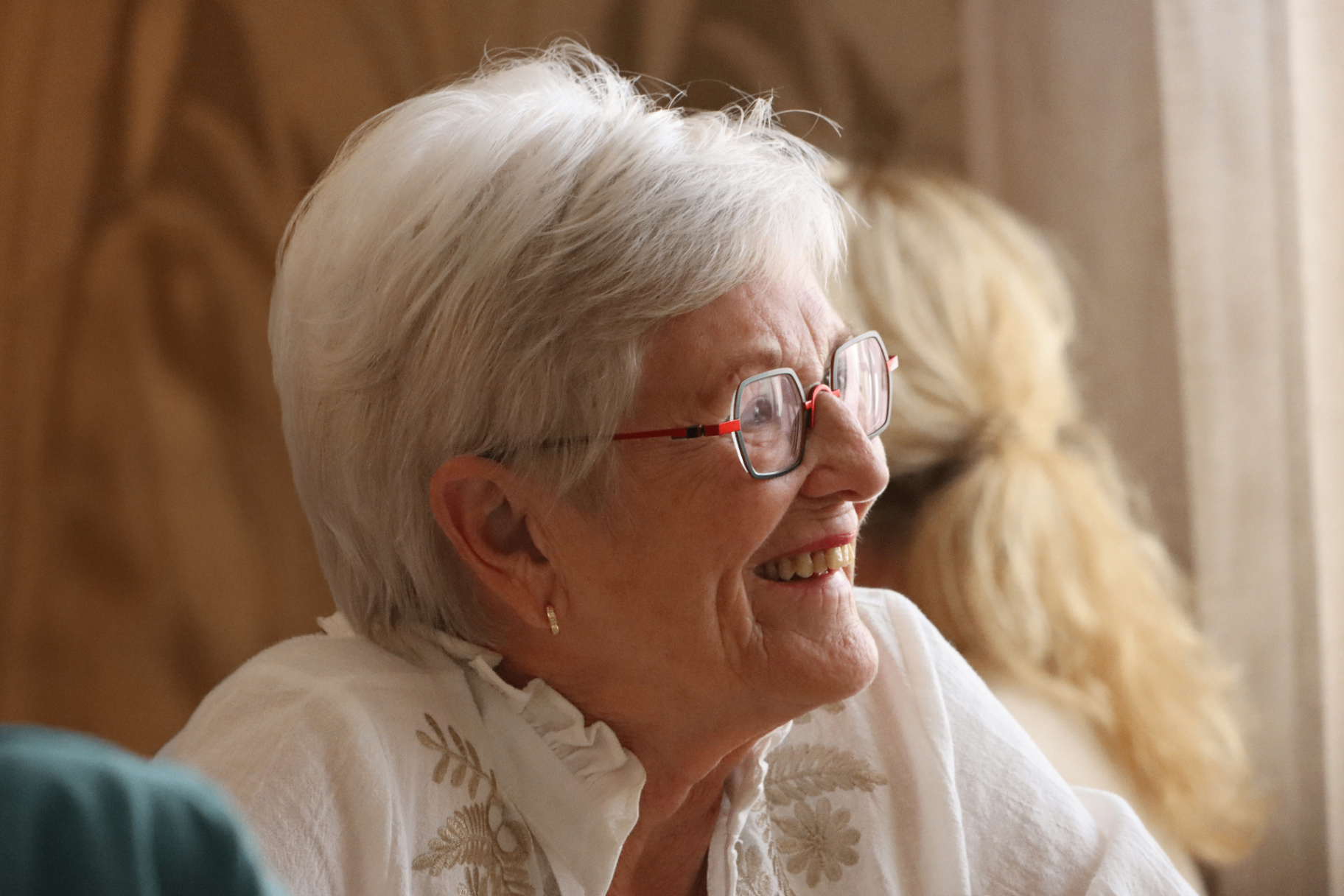 Lachende oudere vrouw met bril