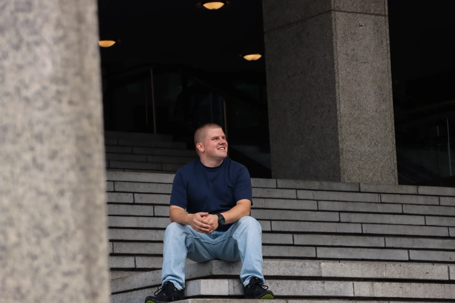 Jeffrey op de stenen trap, kijkend naar opzij